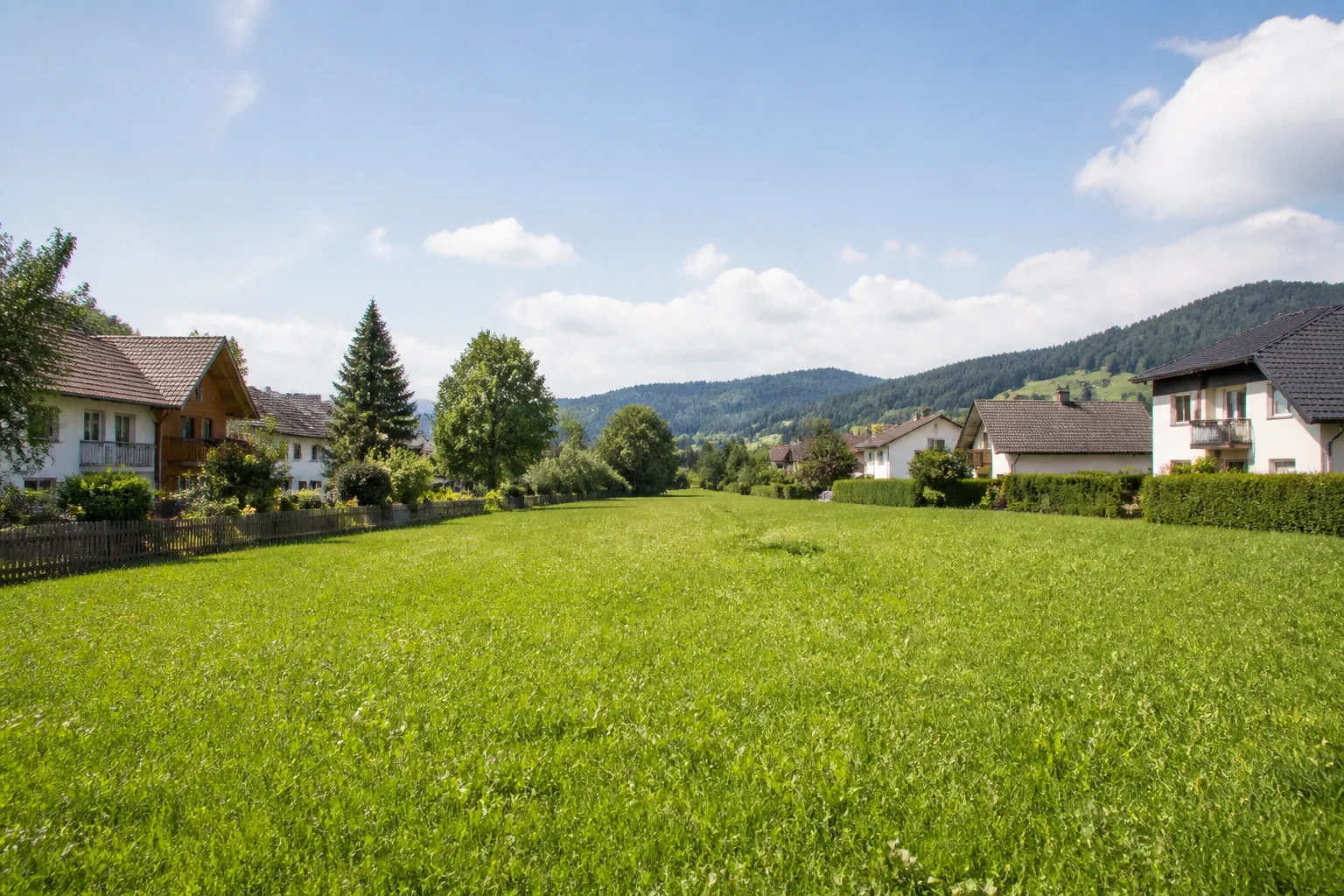 Unbebaute Fläche zwischen bestehenden Häusern in Österreich